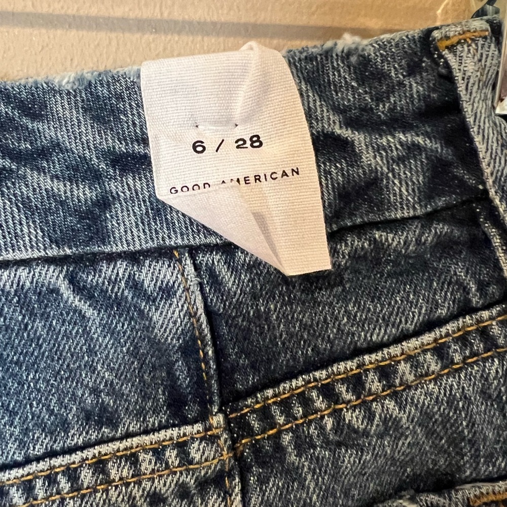 Good American Good 90s Slim Ripped Knee Straight Jeans in Indigo061 (6) - Picture 9 of 13